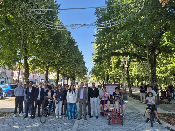 A Avenida Recontro de Valdevez reaberta, com o Presidente Olegário Gonçalves (centro) e autoridades, celebrando a revitalização e a mobilidade para os cidadãos de Arcos de Valdevez.