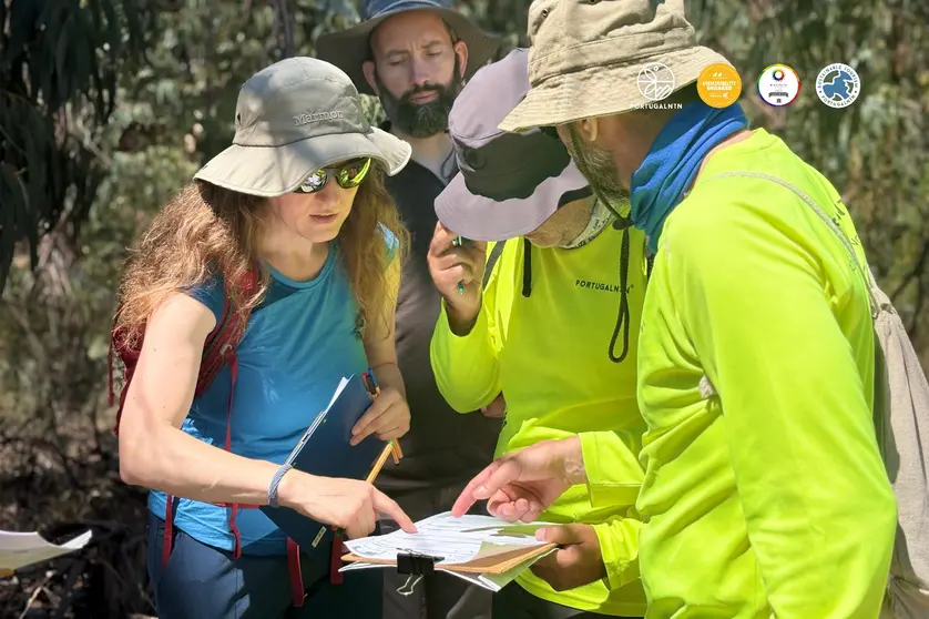 Participantes da formação Leading Quality Trails (LQT) consultam os formadores da European Hiking Federation (ERA) no Museu da Oliveira e do Azeite, em Mirandela.