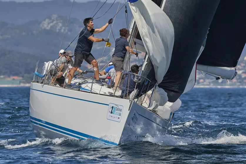 El Yess Too de Rui Ramada, del Monte Real Club de Yates, navega con maestría en la segunda jornada del 50º Trofeo Conde de Gondomar, donde se alzó como el gran vencedor del Carrumeiro Chico. . LALO R VILLAR.