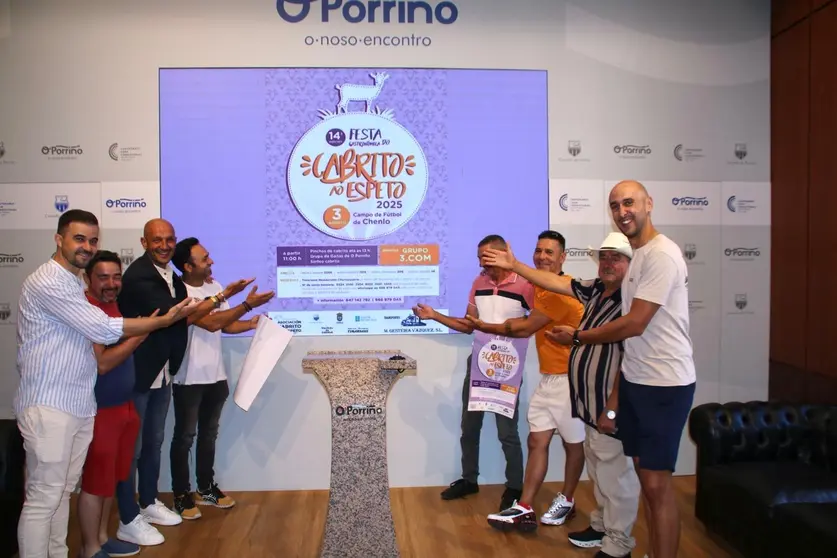 El alcalde de O Porriño, Alejandro Lorenzo, junto a los organizadores de la Asociación Cabrito ao Espeto, presenta la decimocuarta edición de la fiesta, que se celebrará el 3 de agosto en Chenlo.