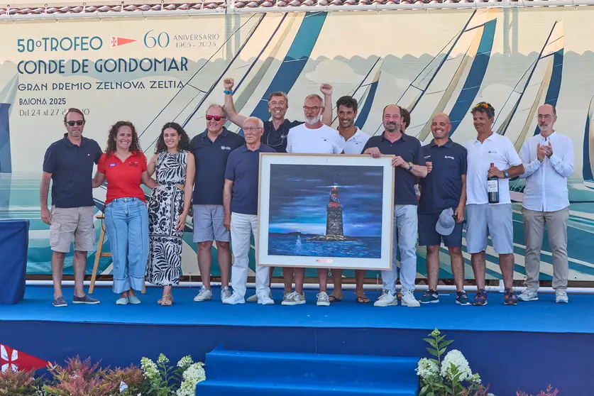 La tripulación del Yess Too, con su patrón Rui Ramada a la cabeza, celebra la victoria en la 50ª edición del Trofeo Conde de Gondomar - Gran Premio Zelnova Zeltia, consolidando su dominio en la clase ORC.