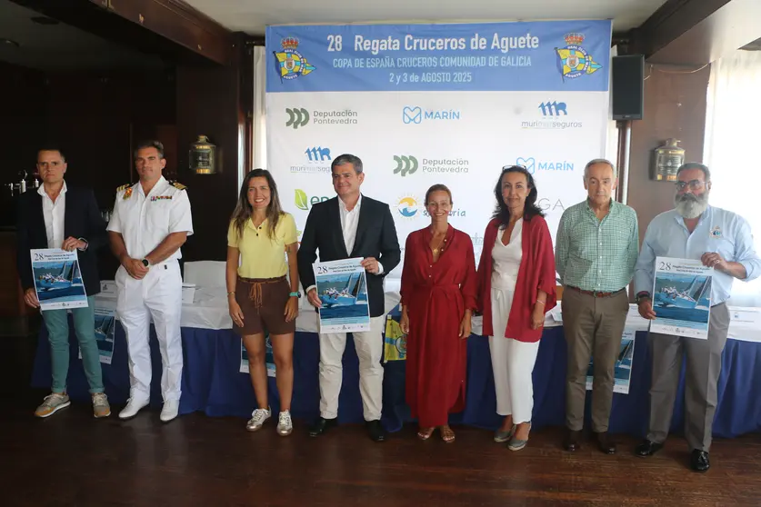 Los presentadores del evento, de izquierda a derecha
Comodoro Club, Antonio Carballo Pazos;   Jefe de Estudios de la Escuela Naval Militar, capitán de fragata Juan Moreno Ochoa ; Directora de Deportes de la Deputación de Pontevedra, Xisela Aranda Núñez; Presidente  del Club, Gonzalo Carbó de Haya; bisnieta del Capitán de Corbeta Jaime Janer, Rocío Jaquotot Núñez; Alcaldesa del Concello de Marín, María Ramallo Vázquez; Presidente del Puerto de Marin, José Benito Suárez Costa  y el Presidente de la Real Federación Gallega de Vela, Manuel Villaverde Fernández.