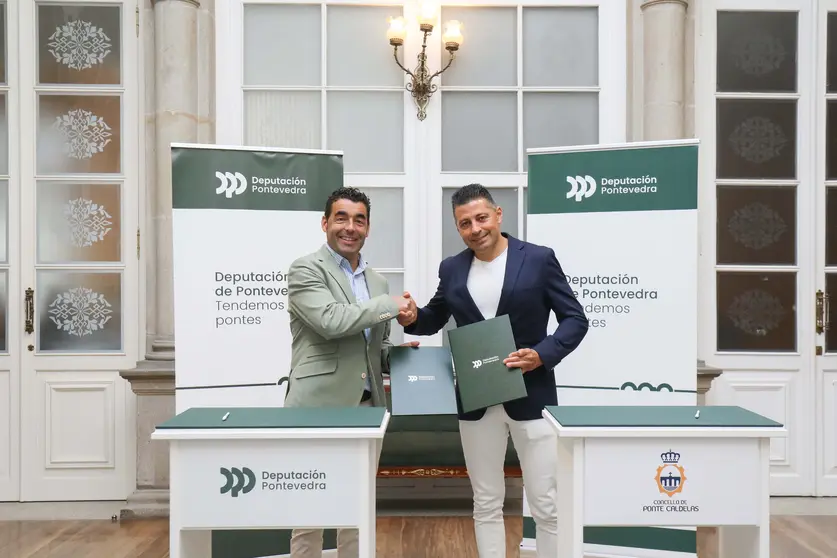 El presidente de la Deputación de Pontevedra, Luis López, y el alcalde de Ponte Caldelas, Andrés Díaz, sellan el acuerdo para el parque termal.