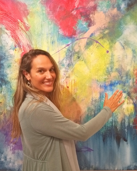 Pilar Franco junto a una de sus obras en 'Miradas Emergentes', su nueva exposición en Sanxenxo.