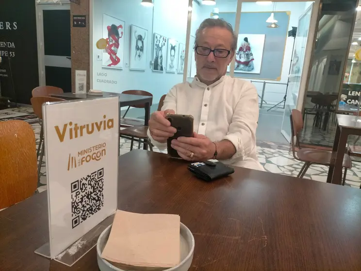 Armando Martínez, o escultor vigués con máis de cincuenta obras en Portugal, no seu regreso á exposición.