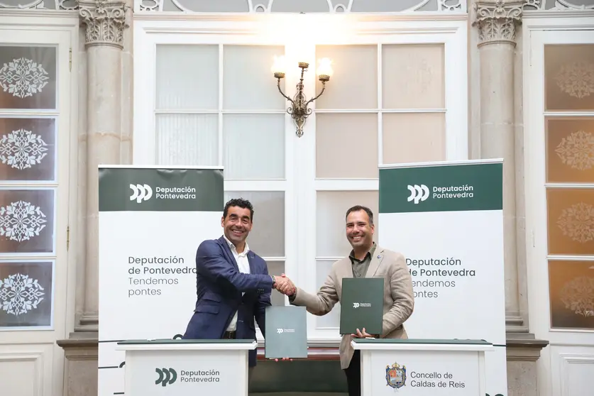 El presidente de la Deputación, Luis López, y el alcalde de Caldas de Reis, Jacobo Pérez, tras la firma del convenio de mejora del Campo da Torre.