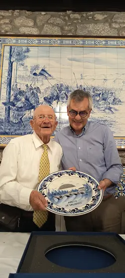 O presidente entrega um presente ao homenageado.