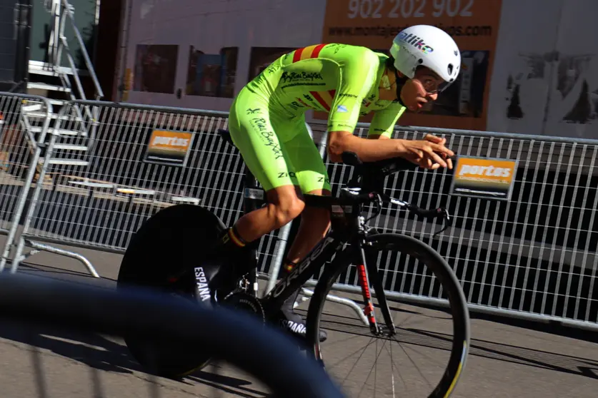 Adrián Fajardo, del equipo Vigo-Rías Baixas, durante la Vuelta a la Provincia de Zamora.