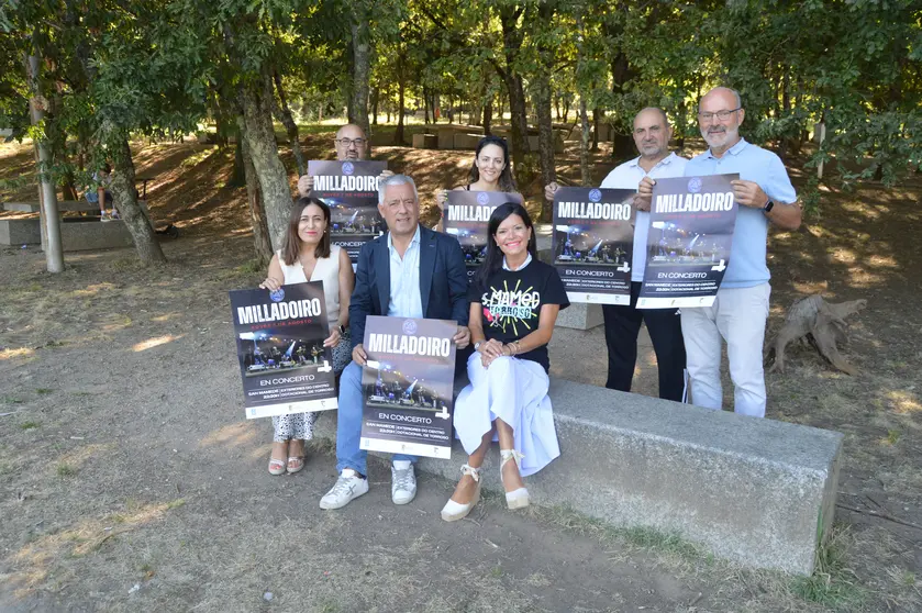 La alcaldesa de Mos, Nidia Arévalo, junto al secretario xeral da Lingua, Valentín García, concejales y miembros de la Comisión de Fiestas de Torroso, durante la presentación del concierto de Milladoiro, que tendrá lugar el 7 de agosto en la parroquia mosense.
