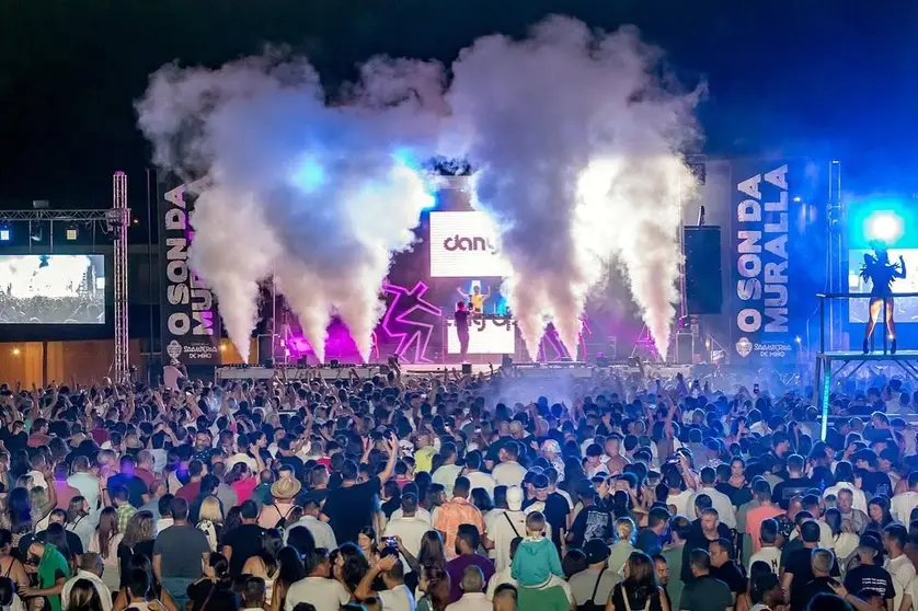 Vista panorámica do impresionante escenario de "O Son da Muralla", que agarda recibir a miles de persoas para vibrar coa mellor música electrónica en Salvaterra de Miño. ARCHIVO.