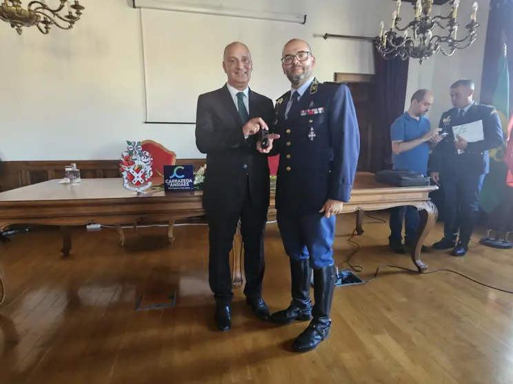 O Presidente da Câmara Municipal de Carrazeda de Ansiães, João Gonçalves, e o Coronel Lobo de Carvalho, Comandante do Comando Territorial de Bragança da GNR, no momento da assinatura do protocolo que formaliza o projeto E-Guard.