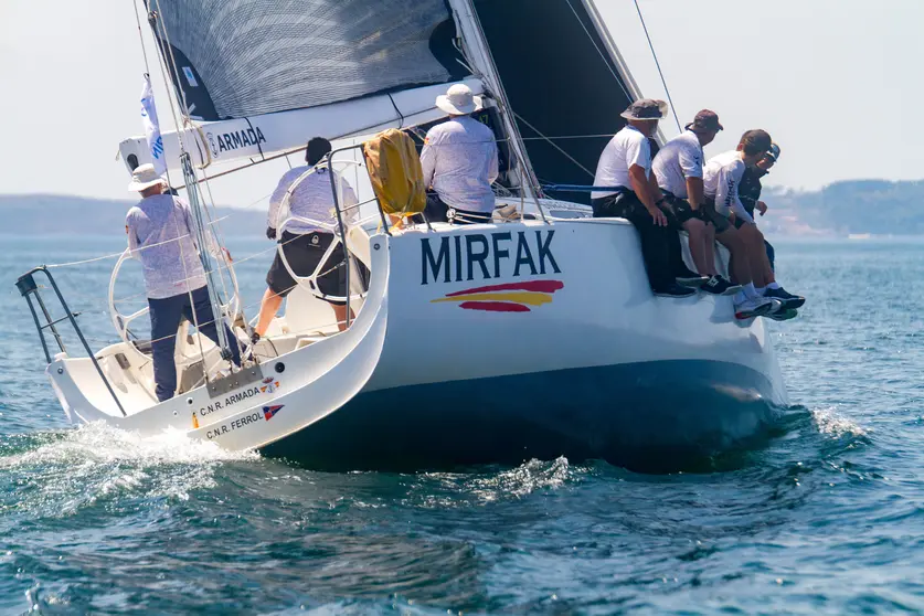'Mirkak', en primer término, vencedor hoy de la Clase Regata Concello de Marín  y del Trofeo Jaime Janer Luz Solidaria.