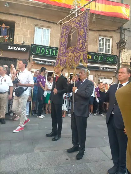 El periodista Fernando Franco portando el estandarte. M. ESTÉVEZ.