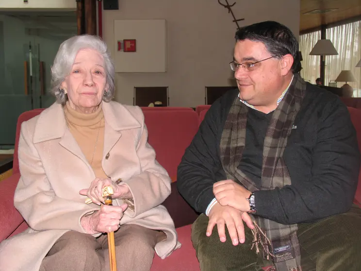 Ana María Matute con un jovencísimo Alberto Barciela.