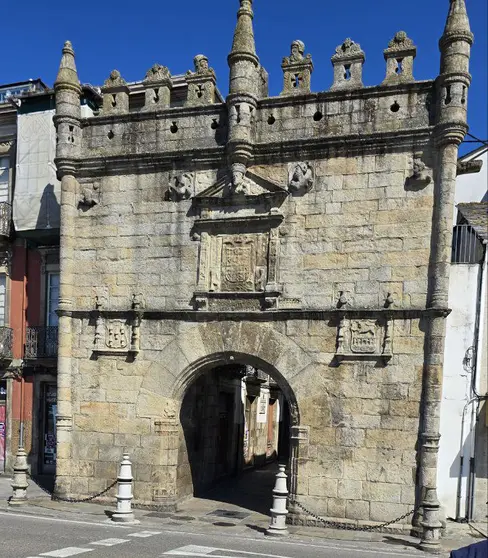La puerta del Castillo del Puente,​ también conocida como Puerta de Carlos V,