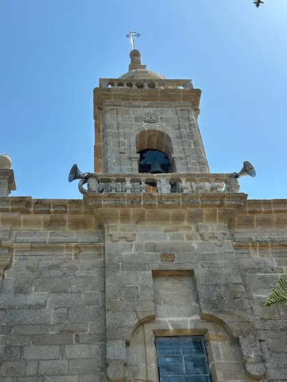 El nuevo campanario de la iglesia de Santa María de Reboreda en Redondela, reconstruido tras ser destruido por un rayo en 2022.