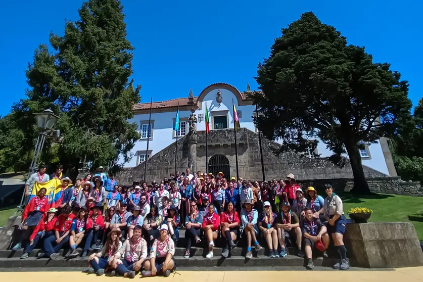 Recordando la visita del año pasado: más de 100 escuteiros llenaron Ponte de Lima de color y energía, disfrutando de la cultura y el patrimonio local durante el 15º World Scout Moot.