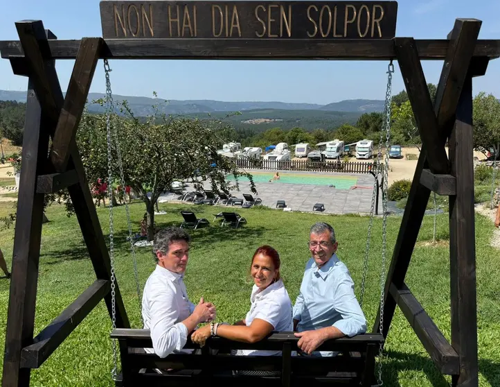 El delegado territorial de Lugo, Javier Arias, explicó que los apoyos impulsan la mejora de instalaciones y la oferta de experiencias alrededor de la cultura vitivinícola y la gastronomía.