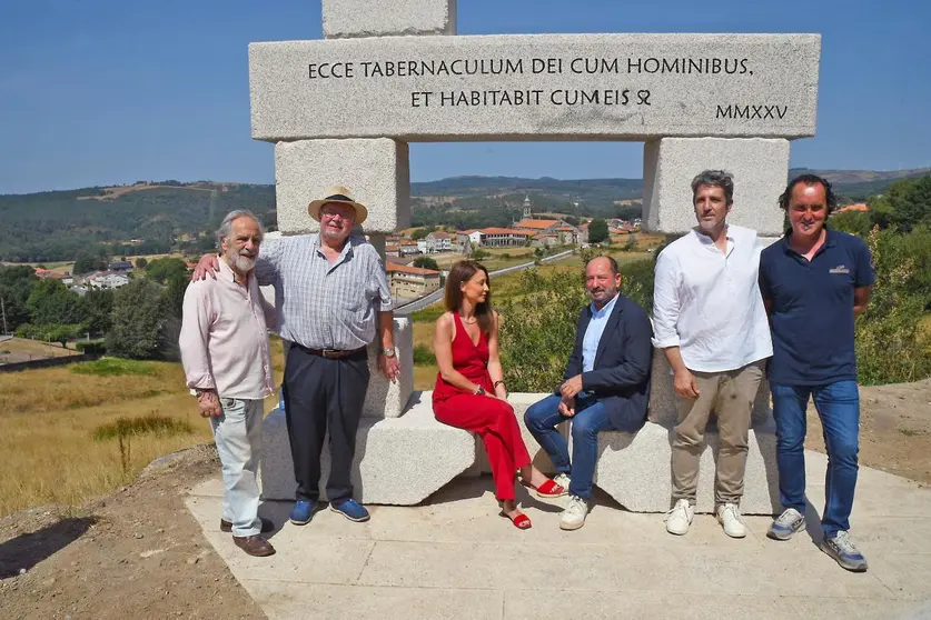 El director de Turismo de Galicia visitó el mirador en el que se localiza la escultura que cuenta con el apoyo de la Xunta de Galicia a través de una línea de ayudas a ayuntamientos gallegos
