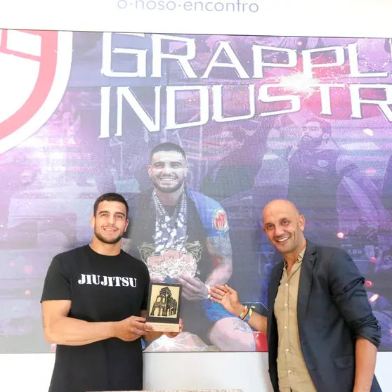 O alcalde do Porriño, Alejandro Lorenzo, recibe a Sergio Fernández Bacelo na casa do Concello para felicitalo polos seus campionatos e recoñecer a súa impresionante traxectoria deportiva.