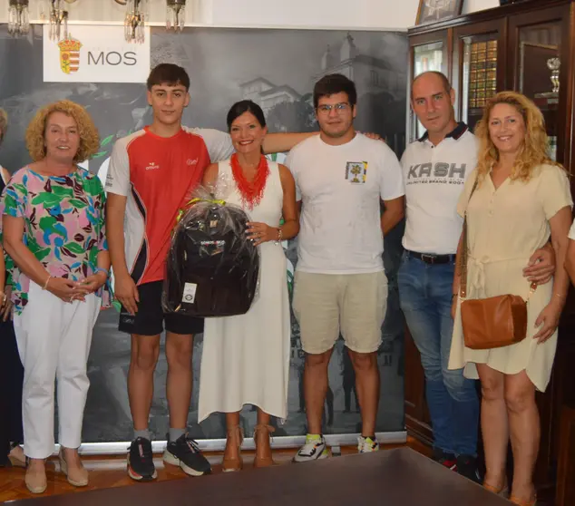 A alcaldesa de Mos, Nidia Arévalo, xunto ao nadador Marcos Garabatos e a súa familia durante a recepción institucional no Concello, onde se recoñeceu o éxito deportivo do mozo.