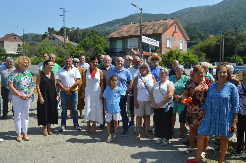 La alcaldesa de Mos, Nidia Arévalo, junto a los vecinos de Louredo, durante la denuncia pública de la demora en las obras de seguridad vial del peligroso cruce de O Tablado.
