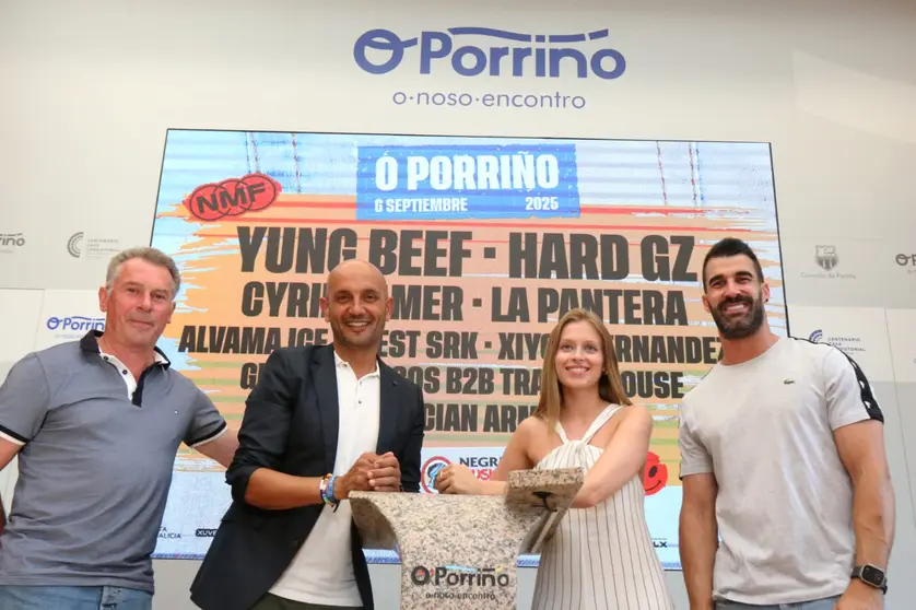 El alcalde de O Porriño, Alejandro Lorenzo, junto a los organizadores del Negrita Music Festival, en la presentación oficial del cartel que traerá a la localidad a destacadas figuras de la música urbana.