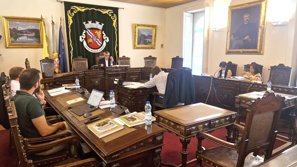 A Câmara Municipal de Arcos de Valdevez reunida no Salão Consistorial para a sessão ordinária de 31 de julho, onde foram aprovadas importantes decisões para o concelho. ARQUIVO.