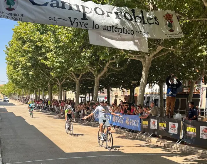 Éric Igual celebra su victoria en la Vuelta Ciclista a Camporrobles, su tercer triunfo de la temporada.