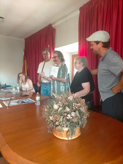 Correa Corredoira, artista plástico nomeado Arraiano Maior 2025, durante a presentación do galardón na Casa do Concello de Entrimo.