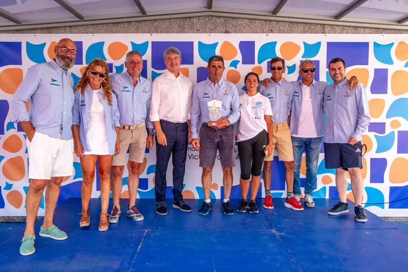 El Alcalde de O Grove, Jose Antonio Cacabelos, entregó el premio al Ziralla Primero, ganador en ORC 1 CLARA GIRALDO.