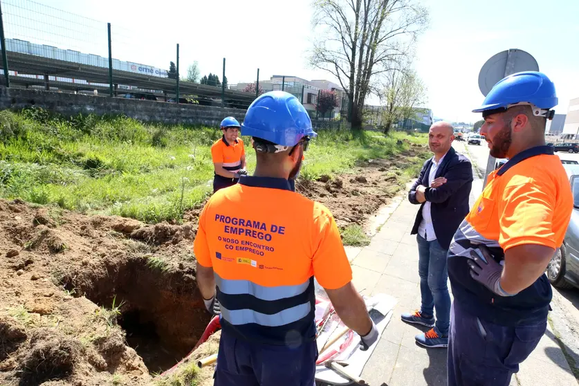 El alcalde de O Porriño, Alejandro Lorenzo, con un grupo de trabajadores que se han beneficiado de las políticas de empleo del municipio.