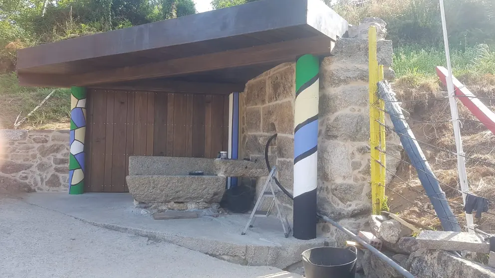 O artista volve a casa. As columnas da fonte en Forxán (Quintela de Leirado) cobran nova vida coa maxia de Xulio Fontes.