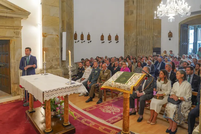 Luis López, ofrendador maior, dirixe as súas palabras á patroa da provincia.