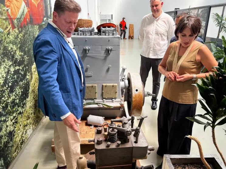 La conselleira de Economía e Industria visitó las instalaciones del Grupo Internaco, beneficiario de este programa.