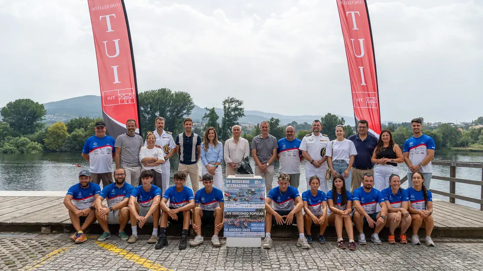 s autoridades e os deportistas participantes na presentación do LIV Descenso Internacional e do XIV Descenso Popular do Miño, que terá lugar este sábado.