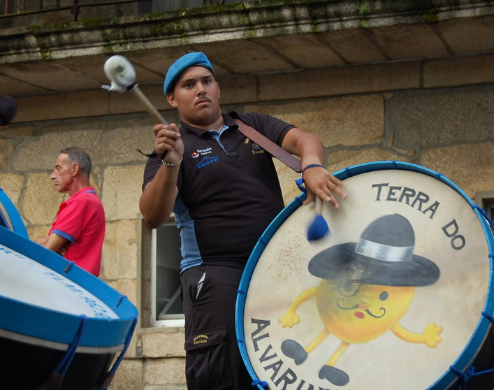 El ritmo contagioso de los bombos de la agrupación S. Tiago de Sopo resonando en las calles de Caldelas durante el festival.