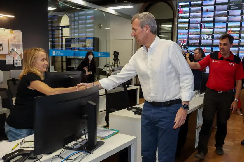 El presidente de la Xunta visitó el Centro de Coordinación Central de Defensa contra los Incendios Forestales.