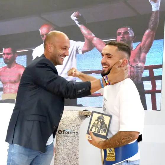 Alejandro Lorenzo, alcalde do Porriño, felicita a Alex 'Coraje'.