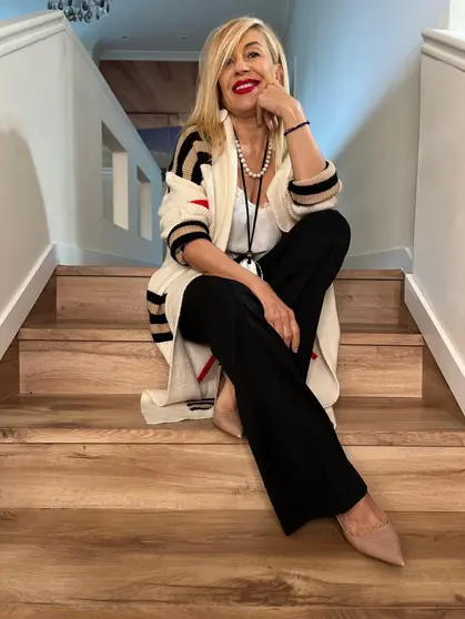 Belén Cigarrán, la empresaria que enseña a otras mujeres a "vestir su destino", en una imagen que evoca su propio viaje de reinvención personal y profesional.