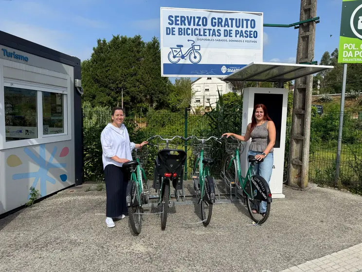 La alcaldesa y la concejal de cultura de Salvaterra de Miño, junto a las bicicletas de préstamo gratuito, celebran el éxito del Punto de Información Turística del Parque da Canuda, que ya ha recibido a cientos de visitantes.