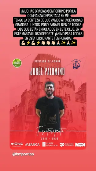 Jorge Palomino, nuevo fisioterapeuta del balonmano femenino O Porriño, posa con la camiseta del club.