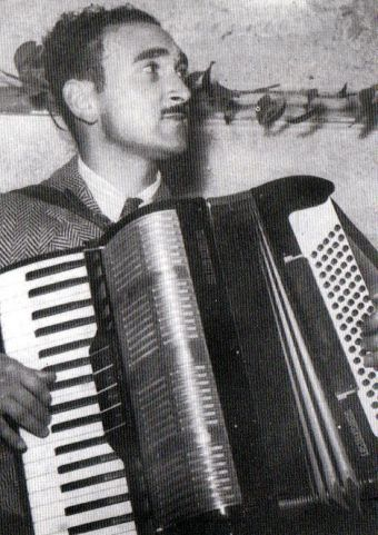 Santeiro de joven con su acordeón.