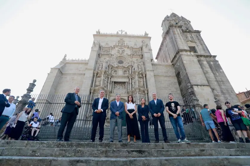 La conselleira de Vivenda e Planificación de Infraestruturas, María M. Allegue, asistió esta mañana a la inauguración de las obras realizadas en este templo pontevedrés.