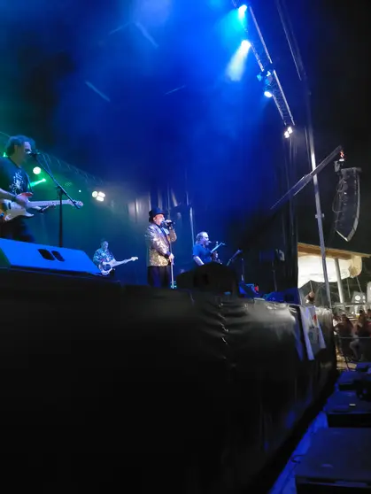 Javier Gurruchaga sobre el escenario, demostrando que 'Rock and Roll Circus' sigue más vivo que nunca tras 40 años.