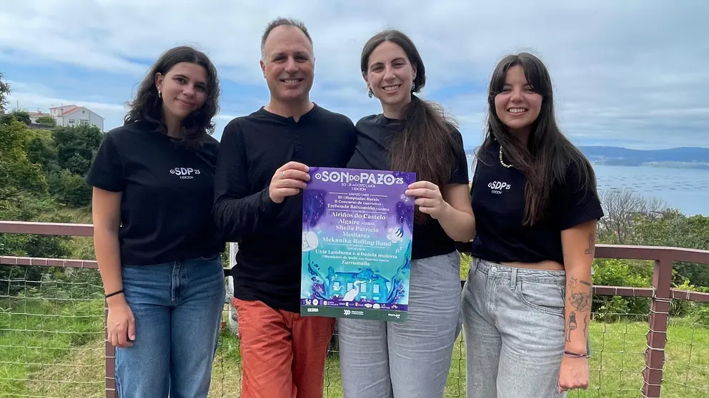 Os membros de 'Arredor da tradición' celebran o seu recoñecemento no festival O Son do Pazo, un evento que defende o futuro da nosa música popular.