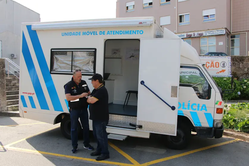 PSP de proximidade: Agentes junto ao Mercado Municipal para esclarecer a população sobre o licenciamento de armas.