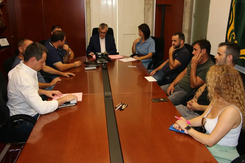 O presidente da Câmara Municipal de Arcos de Valdevez, Olegário Gonçalves, e os representantes das nove microempresas do concelho, durante a assinatura dos contratos do Programa InvestArcos 2025.