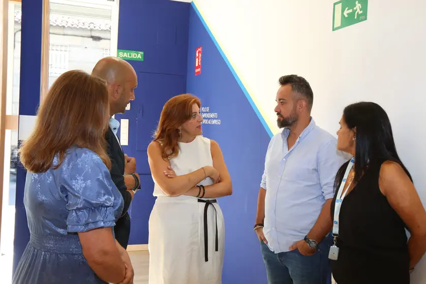 El alcalde de O Porriño, Alejandro Lorenzo, y la directora xeral Marta Mariño conocen de cerca la labor del Polo de Emprendimiento, clave para el relevo generacional de negocios en la comarca.