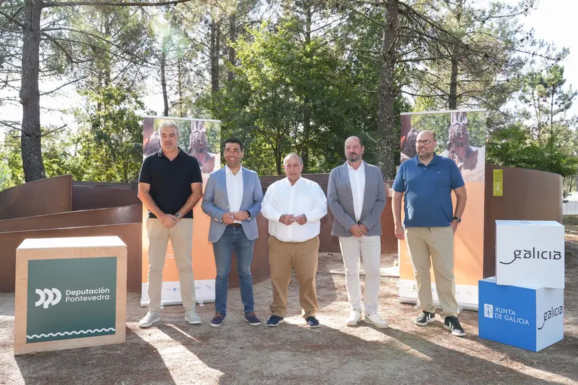 Apoyo institucional al arte y el patrimonio. El presidente de la Diputación de Pontevedra, Luis López, y el alcalde de Campo Lameiro, Carlos Costa, presentan el Festival da Arte Rupestre de Galicia-Laeros, un evento clave para el turismo rural y la cultura de la provincia.